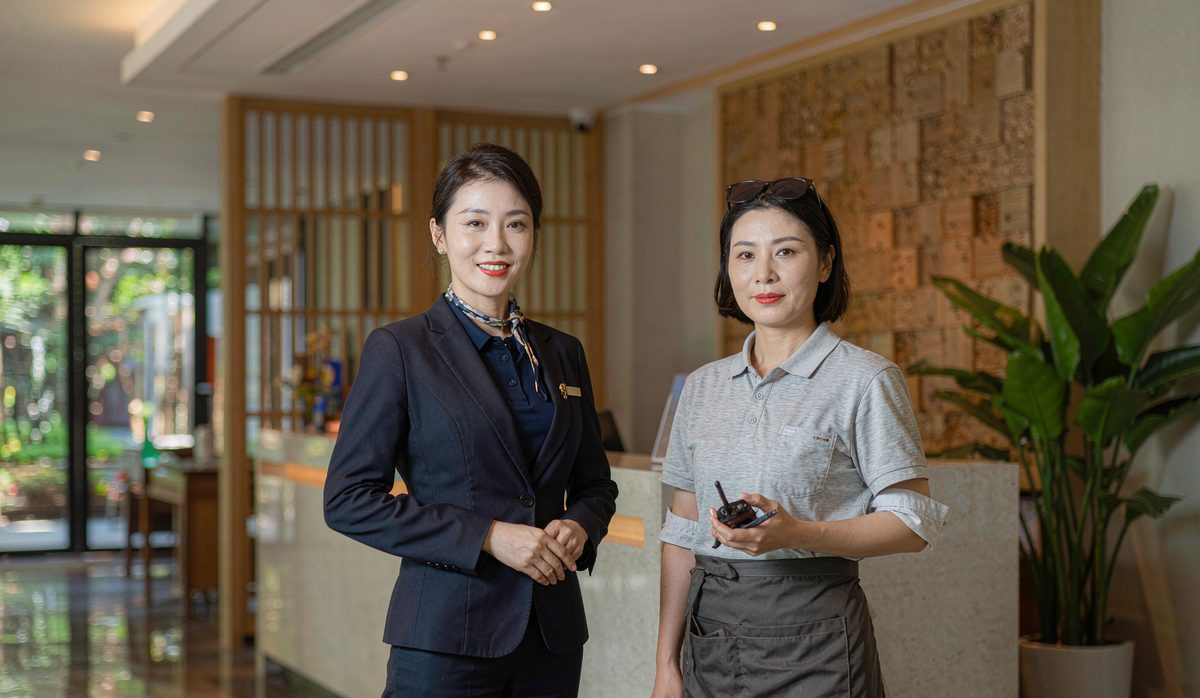 沈阳酒店前台接待与客房服务员穿着分岗制服的场景