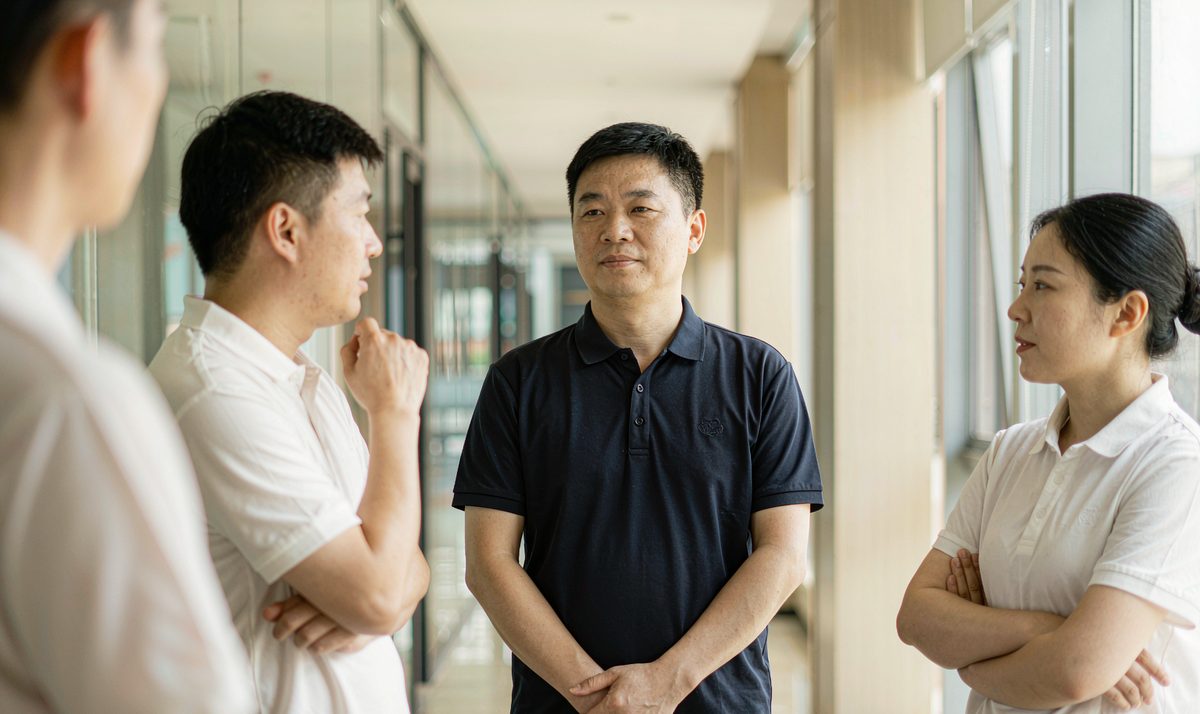 沈阳企业员工穿着定制的深蓝色POLO衫工服
